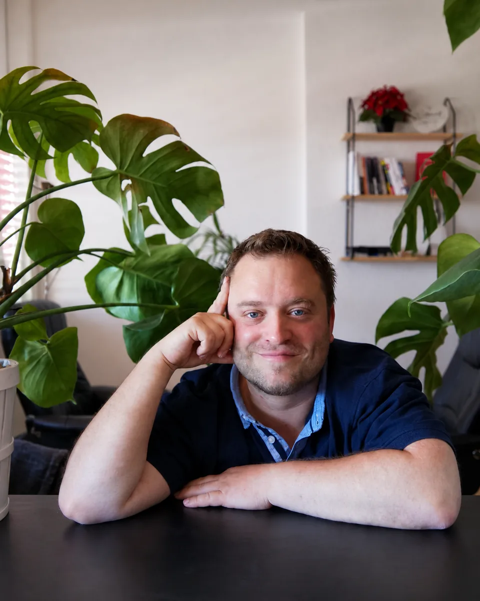Patrick Tissot, hypnothérapeute à Lausanne, dans son espace de consultation